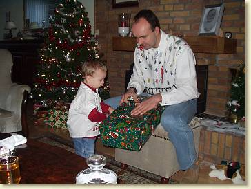 20051226-05 Kerstkado van oom marco uitpakken